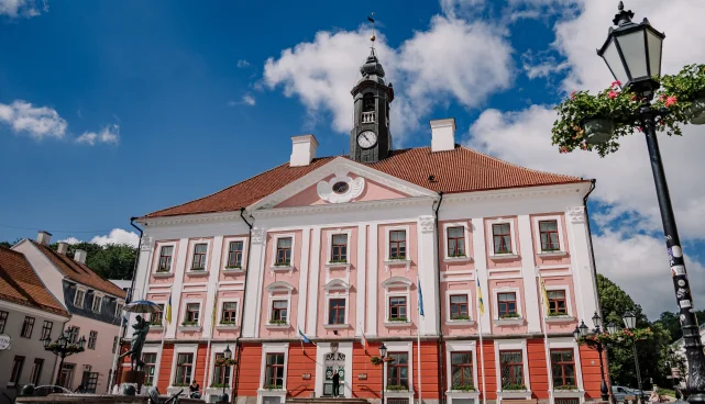Ilmatsalu kool saab uue spordiväljaku, Tartu hooldustööd teleskooplaaduri