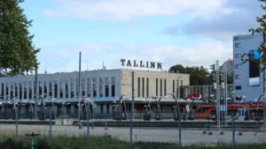 Tallinna reisikeskuse hoone siltidega pealinna võistluste ettevalmistusperioodi kajastavas uudisartiklis.