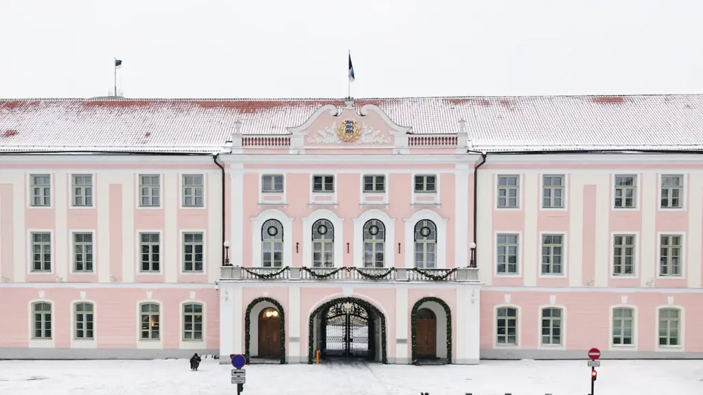 Riigikogu hoone Toompeal lumisel talvepäeval enne Eesti presidendi valimiste protsessi algust.