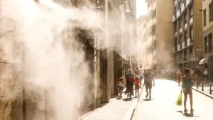 Inimestele mõeldud jahutav veeudusprei kuumal suvepäeval Firenze tänaval Itaalias.