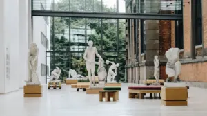 Skulptuurid muuseumi näitusesaalis tähistamas Amandus Adamsoni pärandit Keila Harjumaa Muuseumis.