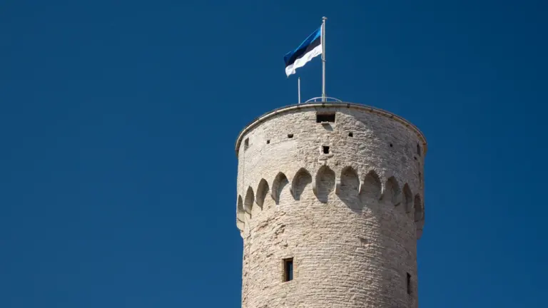 Pikk Hermann torn Tallinna linnuses koos lehviva Eesti Vabariigi riigilipuga.