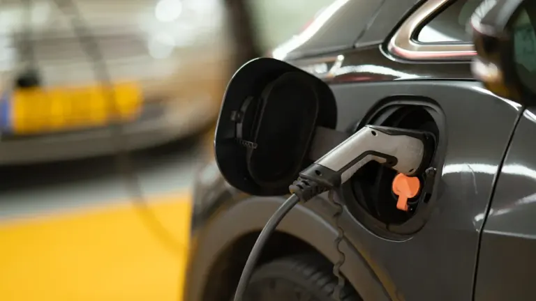 Elektriauto laadimisjuhe ühendatud elektriautoga, et analüüsida energiakulu ja tõhusust teel.