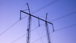 Kõrgepingeliinid ja elektripostid selge taeva taustal Eestis.