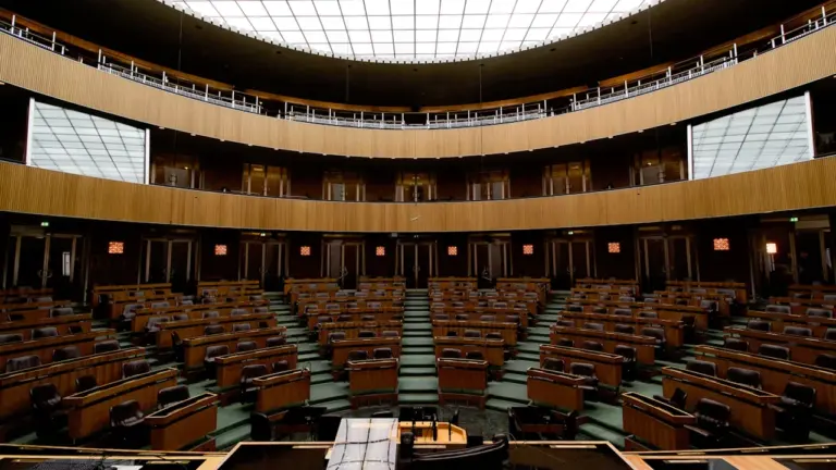 Riigikogu istungitesaali tühi saal, kus toimuvad Eesti presidendi valimised ja riiklikud hääletused.