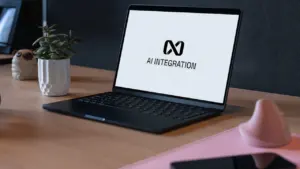 Sülearvuti ekraanil kuvatakse tehisintellekti integratsiooni logo kaasaegsel kontorilaual.