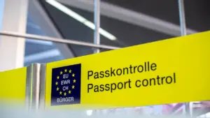 Euroopa Liidu piirikontrolli silt lennujaamas viitamas reisijate passi kontrollile.