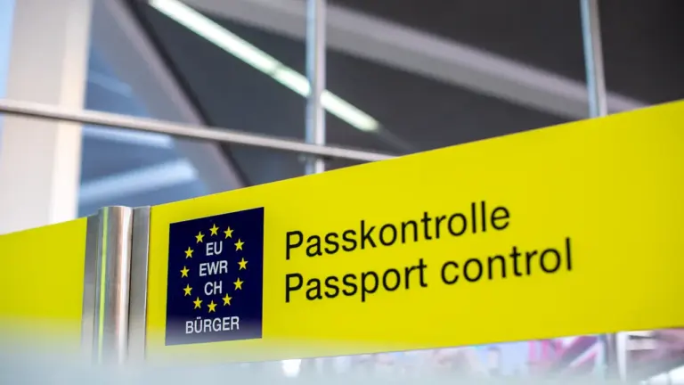 Euroopa Liidu passi kontrolli silt lennujaamas viisavaba reisimise süsteemi teavitamiseks.