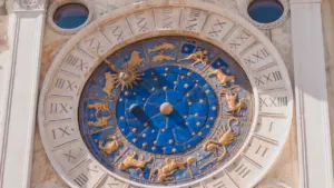 Veneetsia kaunis sodiaagimärkidega astronoomiline kellaketas ajaloolisel hoonel päikselisel päeval.