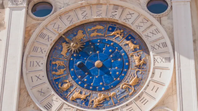 Veneetsia kaunis sodiaagimärkidega astronoomiline kellaketas ajaloolisel hoonel päikselisel päeval.