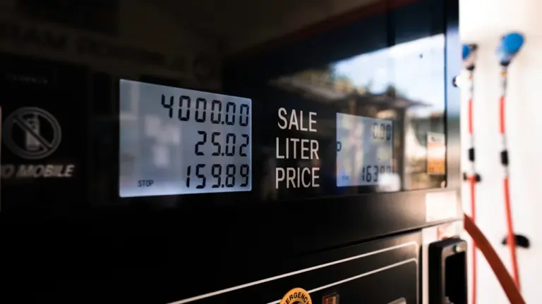 Digitaalne tankuri näidik kuvab kütuse kogust ja hinda tanklas.
