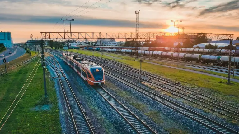 Moodne reisirong sõitmas mööda raudteed rohelise maastiku keskel Tallinna lähistel