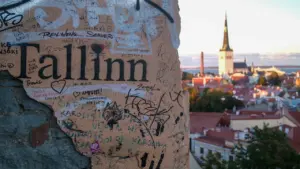 Vaade Toompealt ajaloolisele Tallinna vanalinnale ja kirikutornidele päikeselisel suvepäeval.