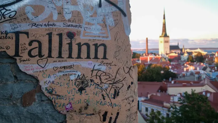 Vaade Toompealt ajaloolisele Tallinna vanalinnale ja kirikutornidele päikeselisel suvepäeval.