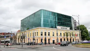 Moodne tramm Metro Plaza hoone ees Tallinna südalinnas pilvisel päeval