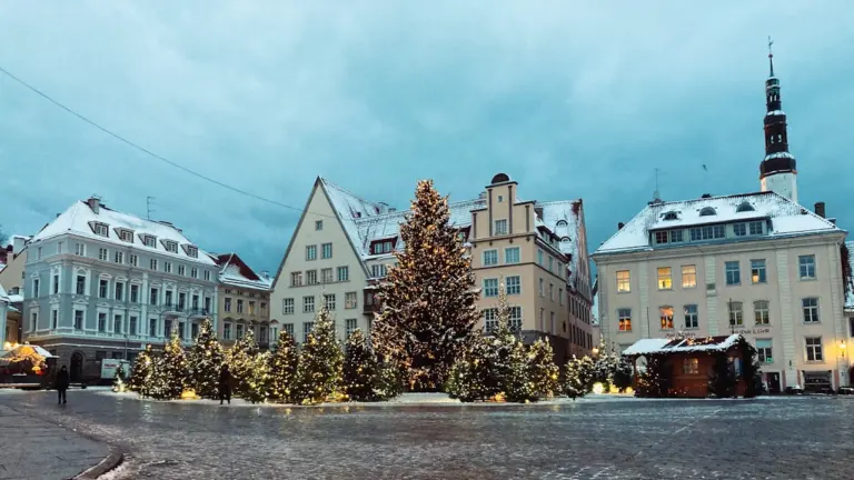 Tallinna vanalinna ajaloolised hooned ja kirikutorn talvisel Raekoja platsil päeval.