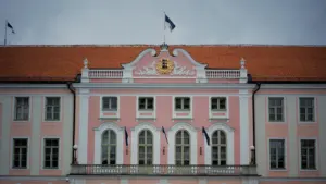 Toompea lossi roosa fassaad Tallinnas, kus asub Eesti Vabariigi Riigikogu hoone.