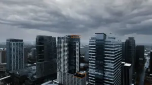 Moodukas linna panoraamvaade pilvise ja halli taeva all enne vihmasadu.