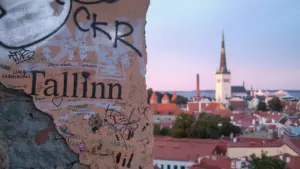 Tallinna vanalinn vaadatuna Toompea vaateplatvormilt, taustal ajalooline kirikutorn ja punased katused.