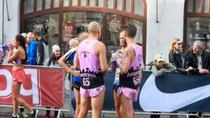 Tallinna maratonist osavõtjad valmistumas võistluseks Tallinna südalinnas asuvas stardi- ja finišialas.