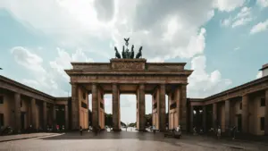Brandenburgi värav Berliinis ajaloolise sümbolina selge sinise taeva all.