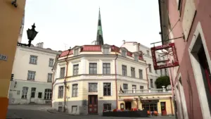 Tallinna vanalinnas asuv ajalooline hoonestus ja Oleviste kiriku torn pilvise taeva all.