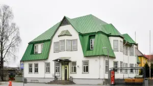 Haapsalu kultuurikeskuse elegantne valge hoone rohelise katusega vaiksel ja pilvisel päeval Eestis.