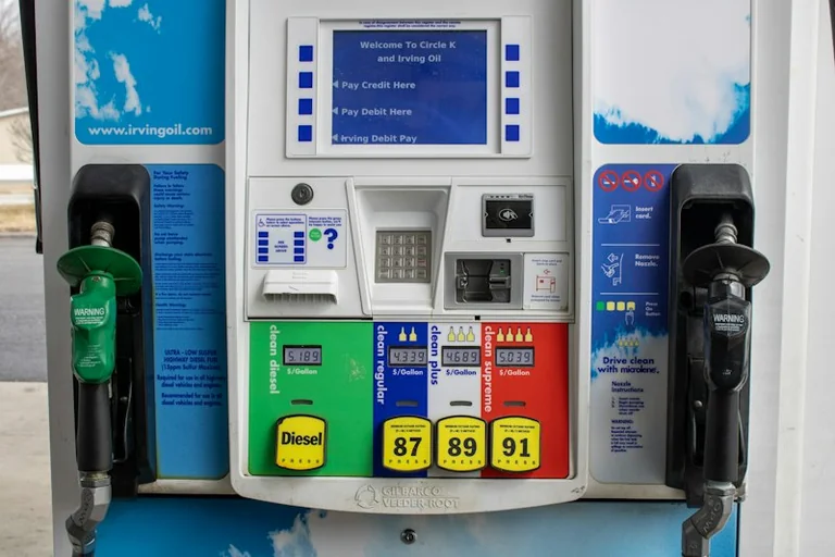 Kütusehind Eestis: millal tasub odavamasse tanklasse sõita?