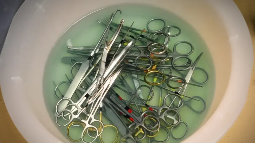 Veterinaarkliinikus kasutatavad kirurgilised instrumendid desinfitseerimislahuses roostevabast terasest tööriistade puhastamiseks ja ettevalmistamiseks.