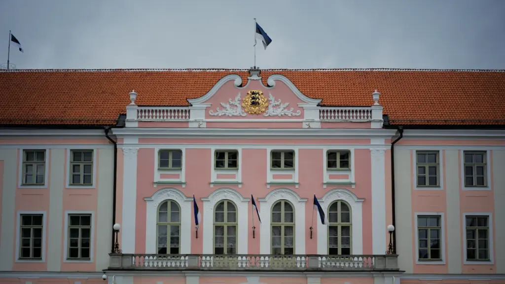Toompea lossi roosa fassaad Tallinnas, kus asub Eesti Vabariigi Riigikogu hoone.