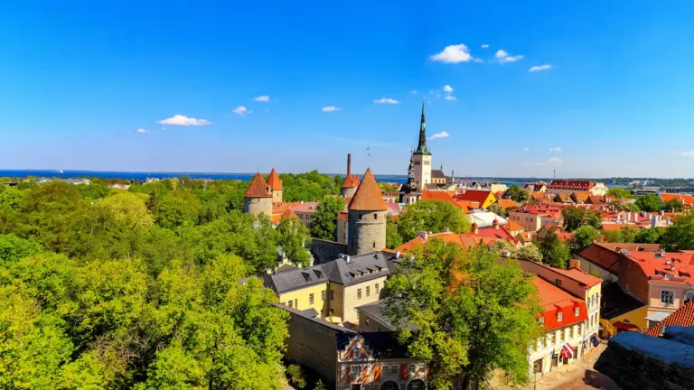 Panoraamvaade Tallinna vanalinna punastele katustele ja ajaloolistele tornidele päikeselisel suvepäeval