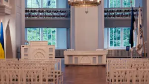Tartu ülikooli muuseumi pidulik saal lühtrite ja valgete toolidega ajaloolises hoones